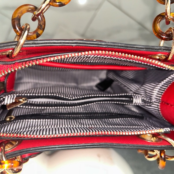 Tree of Life crossbody bag w/a detachable strap in the most gorgeous red color - Picture 2 of 7